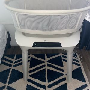 - 4moms MamaRoo Sleep Bassinet